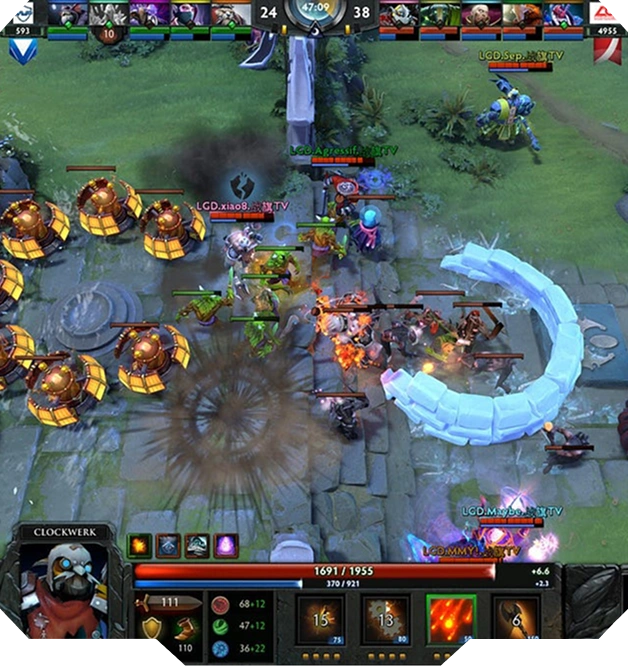 Pełna akcji scena z gry Dota 2 przedstawiająca walkę drużynową. Clockwerk wykorzystuje swoje umiejętności w chaosie, wśród eksplozji, graczy i stworów na kamiennym polu bitwy
