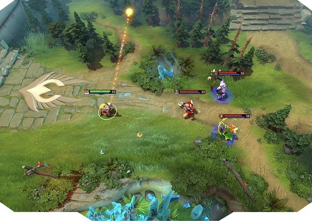 Widok z góry na scenę z gry Dota 2. Postać gracza wycofuje się kamienną ścieżką, ścigana przez trzech przeciwników poruszających się po trawiastym terenie. Świecący pocisk przelatuje w powietrzu, sugerując intensywną akcję. Bujne drzewa i subtelne niebieskie elementy magiczne tworzą żywą, dynamiczną atmosferę